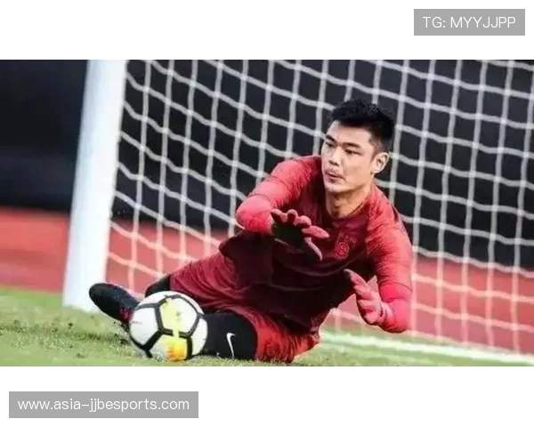 中国足球历史上最具影响力球员的崛起与辉煌：他是如何成就传奇的