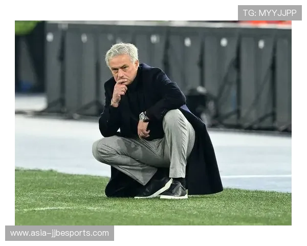 足球球星大巴车下车穿搭解析 展现球场外时尚魅力与个人风格