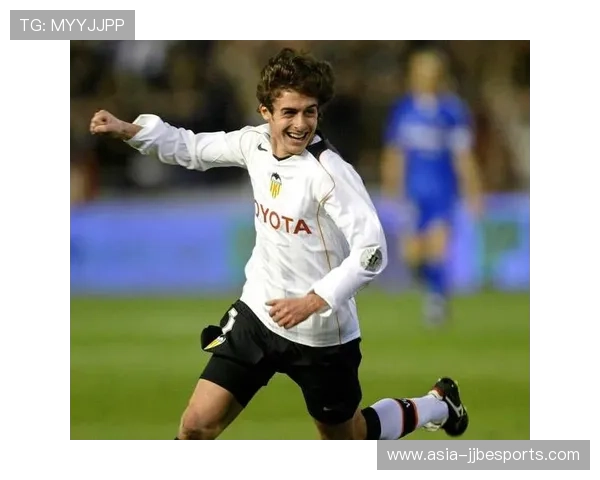 足球球星用腿滑翔技惊四座成就经典时刻他是谁