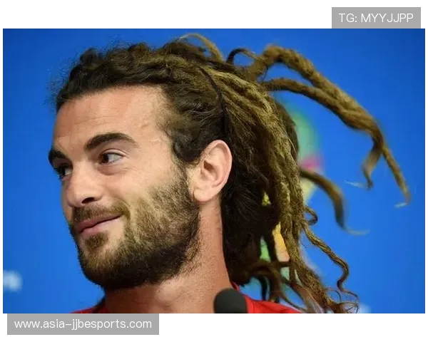 足球球星背后的理发师 揭秘他们的发型与风格背后的故事 足球球星背后的理发师 揭秘他们的发型与风格背后的故事